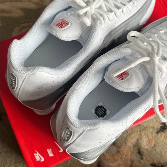 New Nike Shox R4 Sneakers - Picture 9 of 12